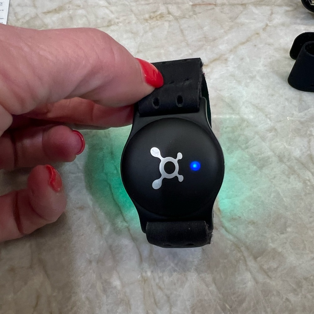 Orange Theory OT Beat Burn 2.0 Monitor w/ Two Straps and Charging Chord - Picture 4 of 6